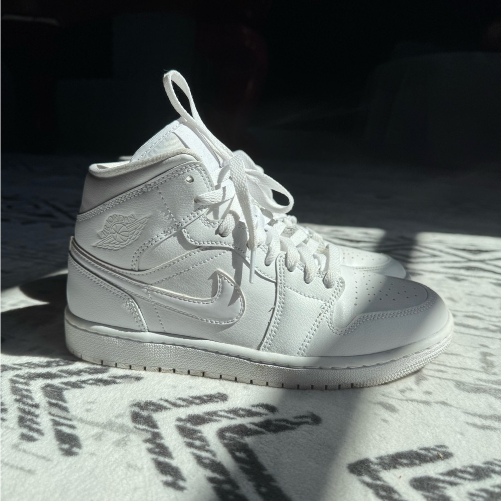 White AirJordan 1 High